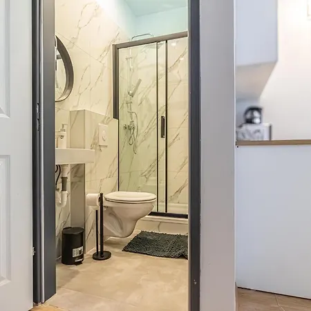 Spacious Shared Schoenbrunn Apartment