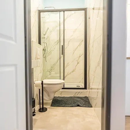 Spacious Shared Schoenbrunn Apartment *