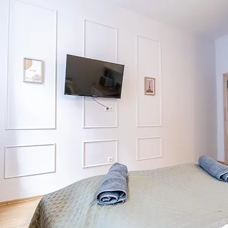 Spacious Shared Schoenbrunn Apartment