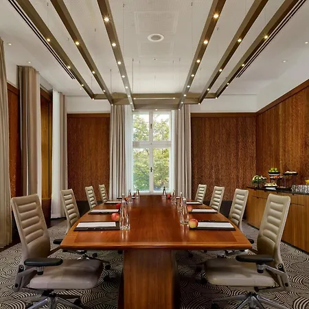 The Ritz-carlton, Hotel