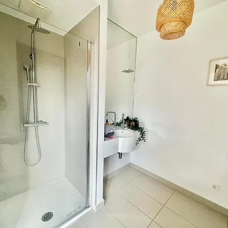 Modern 4 Room-apartment With Free Parking Apartment