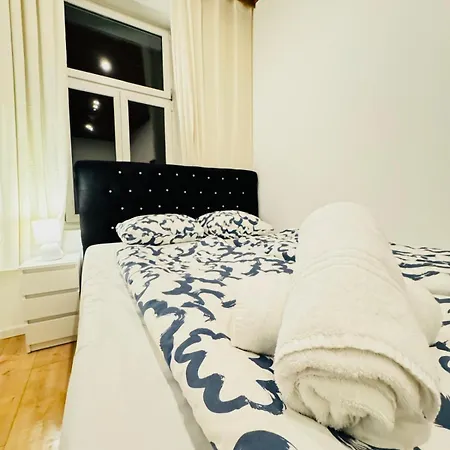 Convenient 4br Shared For 11p, 10 Min To Atzgersdorf Apartamento