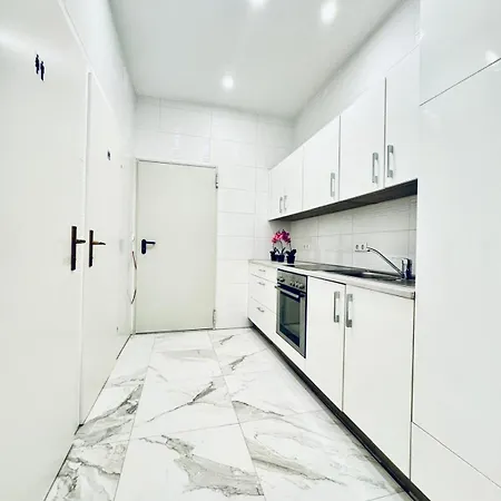Convenient 4br Shared For 11p, 10 Min To Atzgersdorf Viena