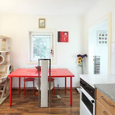 In House - Charming Retreat With Garden Metro Access