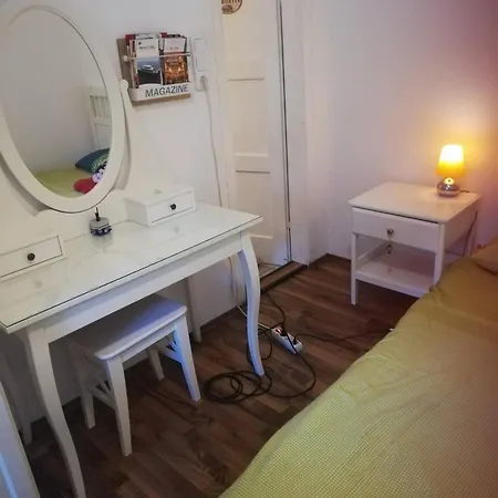 In House - Charming Retreat With Garden Metro Access Casa de hóspedes