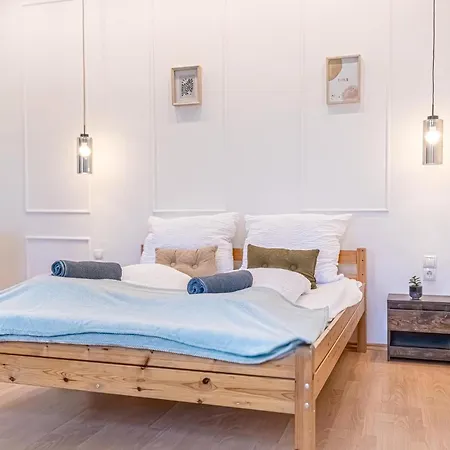 Spacious Shared Schoenbrunn Apartment *