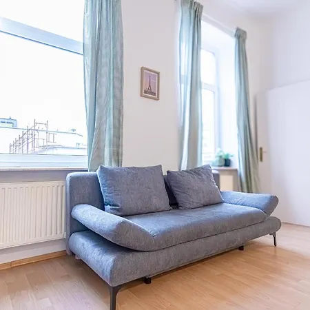 Spacious Shared Schoenbrunn Apartment