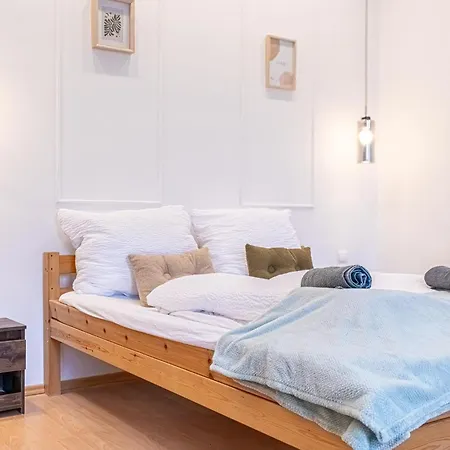 Spacious Shared Schoenbrunn Apartment *