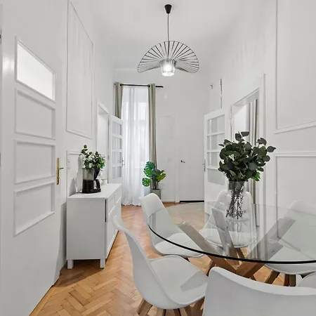 Long Term I 2 Min To U1 Columbusplatz I High Speed Wifi * Viena