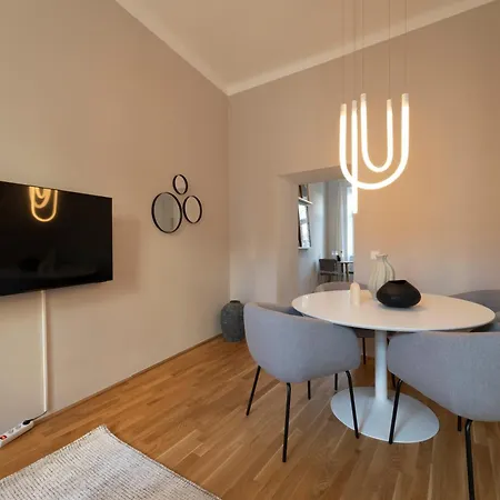 Urban Living - 4 Apartment *