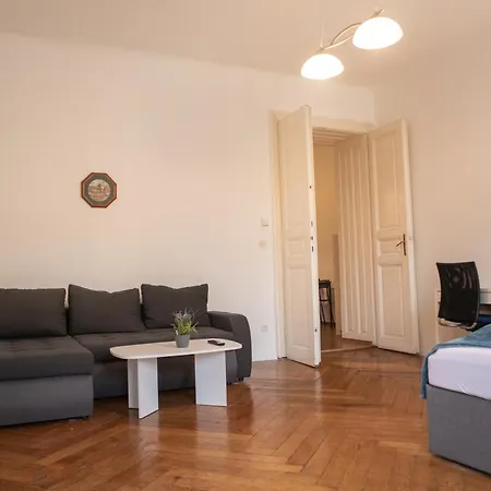 Affordable 2 Apts For 16p 4br Great For Families Apartment Vienna