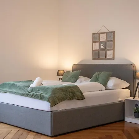 Apartment Affordable 2 Apts For 16p 4br Great For Families Vienna