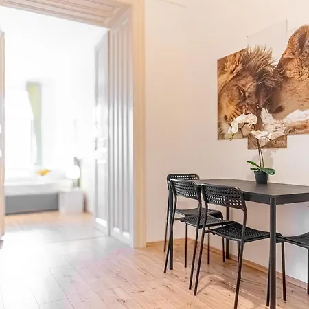 Apartment Affordable 2 Apts For 16p 4br Great For Families