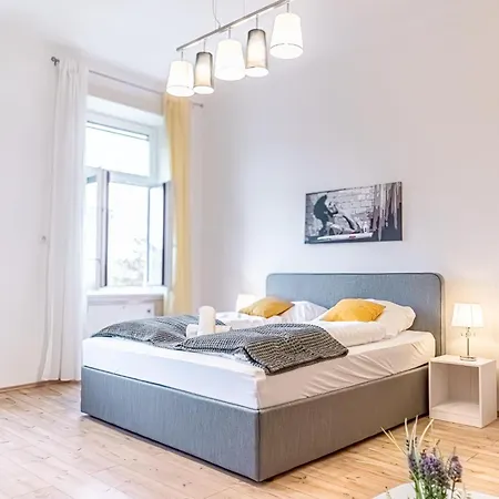 Affordable 2 Apts For 16p 4br Great For Families *