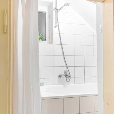 Affordable 2 Apts For 16p 4br Great For Families Vienna