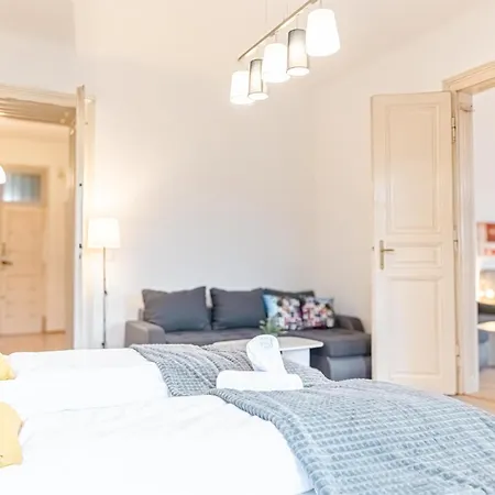 Affordable 2 Apts For 16p 4br Great For Families Apartment *