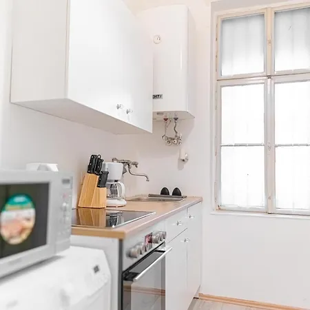 Affordable 2 Apts For 16p 4br Great For Families Vienna
