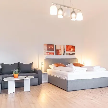 Apartment Affordable 2 Apts For 16p 4br Great For Families *