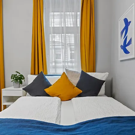Very Spacious With A Wintergarden And Terrace, 1 Minute To Tram Station