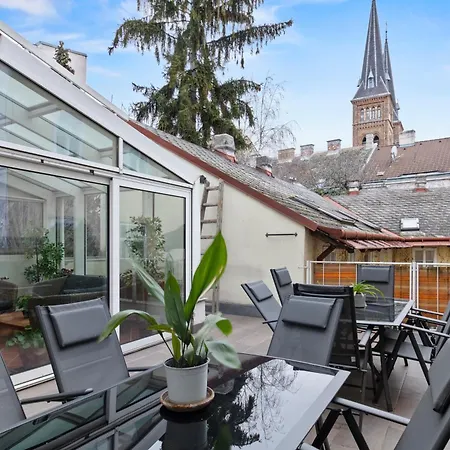 Very Spacious With A Wintergarden And Terrace, 1 Minute To Tram Station Vienna