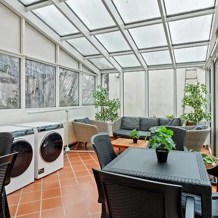 Very Spacious With A Wintergarden And Terrace, 1 Minute To Tram Station * Vienna