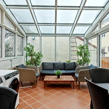 Apartment Very Spacious With A Wintergarden And Terrace, 1 Minute To Tram Station Vienna