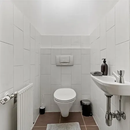 Apartment Very Spacious With A Wintergarden And Terrace, 1 Minute To Tram Station *