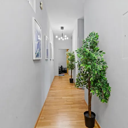 Apartment Very Spacious With A Wintergarden And Terrace, 1 Minute To Tram Station Vienna