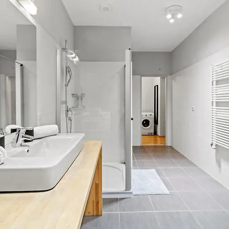 Apartment Very Spacious With A Wintergarden And Terrace, 1 Minute To Tram Station
