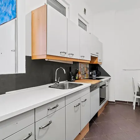 Apartment Very Spacious With A Wintergarden And Terrace, 1 Minute To Tram Station *
