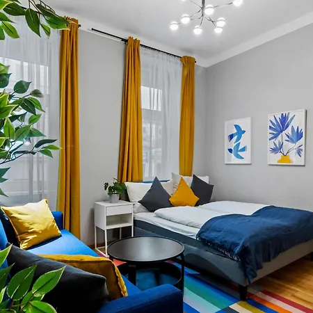 Very Spacious With A Wintergarden And Terrace, 1 Minute To Tram Station Apartment Vienna