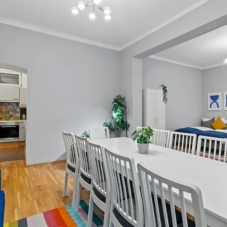 Very Spacious With A Wintergarden And Terrace, 1 Minute To Tram Station * Vienna