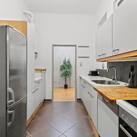 Apartment Very Spacious With A Wintergarden And Terrace, 1 Minute To Tram Station