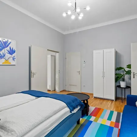 Very Spacious With A Wintergarden And Terrace, 1 Minute To Tram Station Apartment