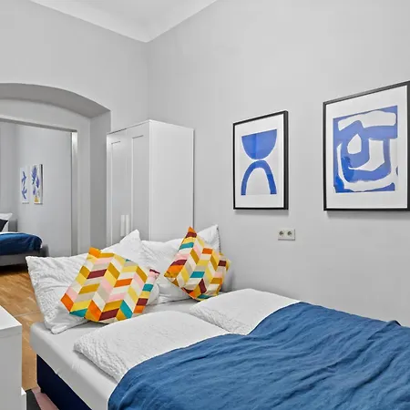 Apartment Very Spacious With A Wintergarden And Terrace, 1 Minute To Tram Station *