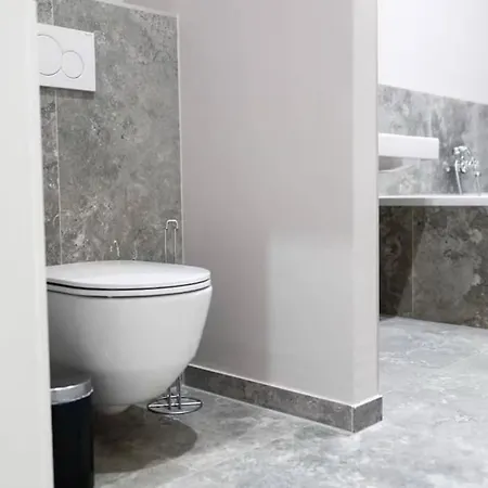 Apartament 8 Minutes To Inner I 5 Min Walk To Metro I Wifi *