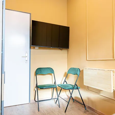 4br For 9p, Centrally Located In *
