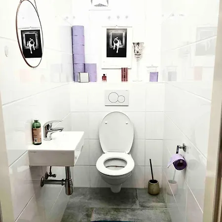 Lovely And Modern Apartman