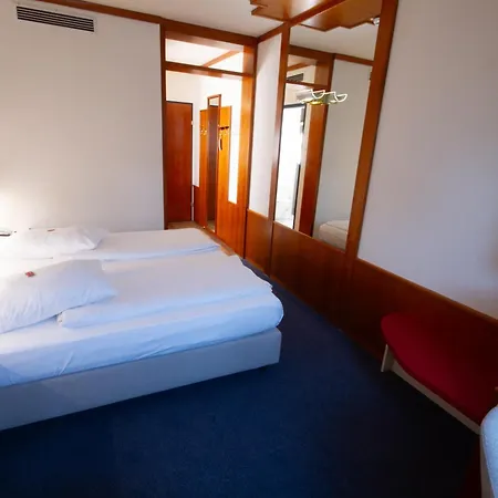 Vienna Sporthotel Hotel 4*