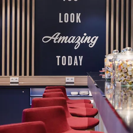 Hotel Hampton By Hilton West