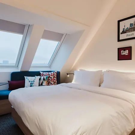 Hampton By Hilton West 3*