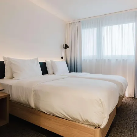 Hotel Hampton By Hilton West 3*