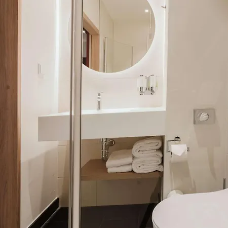 Hotel Hampton By Hilton West 3*