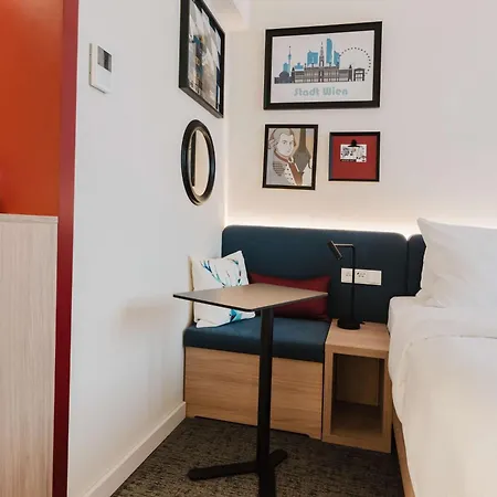 Hotel Hampton By Hilton West