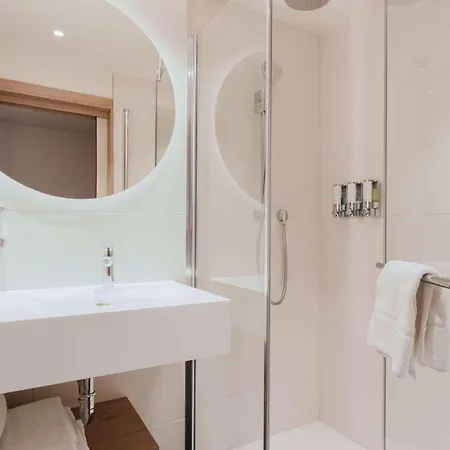 Hotel Hampton By Hilton West 3*