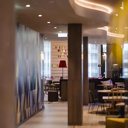 Hotel Hampton By Hilton West