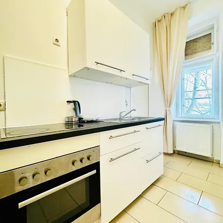 Lovely 2br For 5people, Only 17 Minute Walk To Schoenbrunn Wiedeń