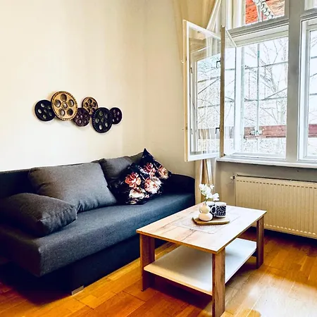 Apartament Lovely 2br For 5people, Only 17 Minute Walk To Schoenbrunn Wiedeń
