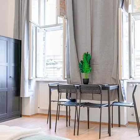 City-linked 2br Near Wiener Stadthalle Apartment *