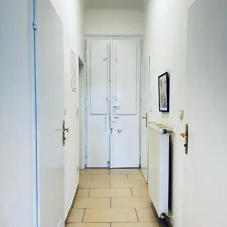 2br For 6 People, Only 17 Minute Walk To Schoenbrunn Apartment *